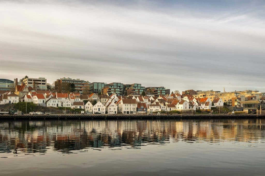 Hvite trehus langs vannet i Stavanger