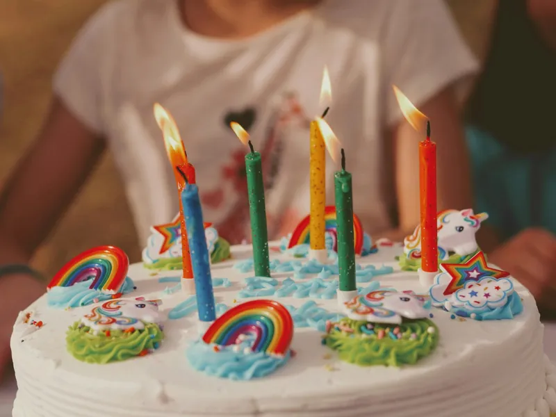 Bursdagskake og pynt på et festbord