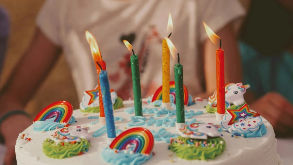 Bursdagskake og pynt på et festbord