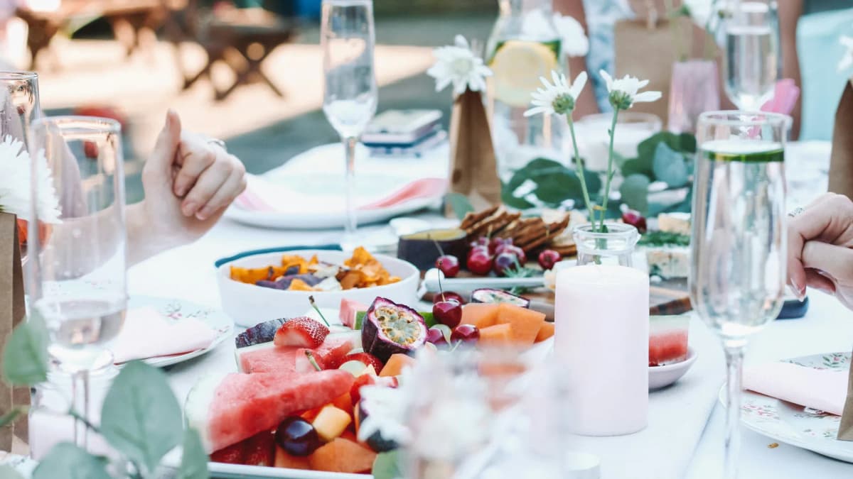Festbord dekket i en hage