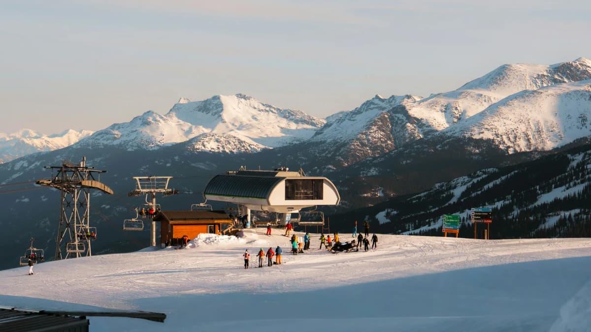 Alpinister i en bakke med snø
