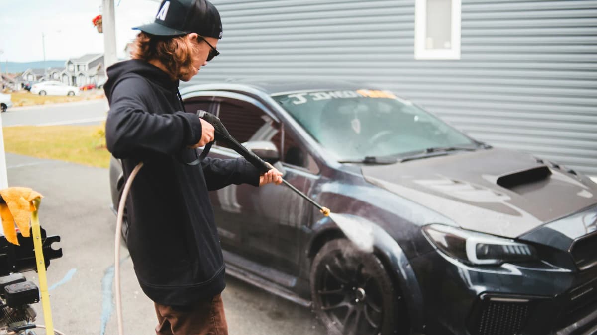 Høytrykkspyler som vasker en tretterrasse