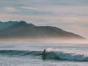 Surfebrett på en strand med bølger