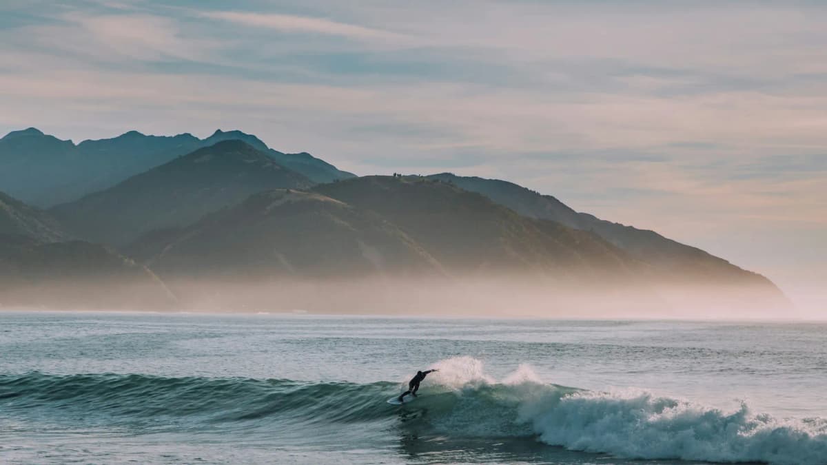 Surfebrett på en strand med bølger